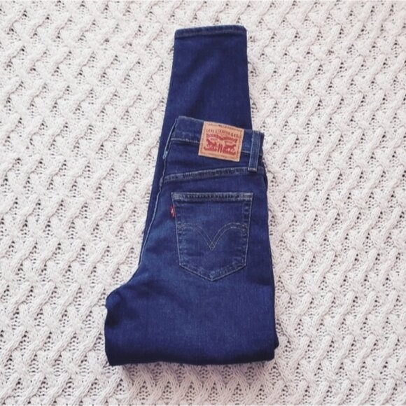LEVI'S Urban Outfitters High Waisted Mom Jean in "Winter Cloud" Limited Edition - Picture 13 of 16